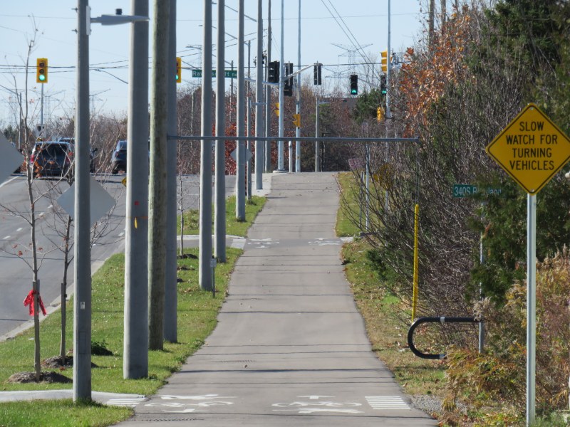 Looking west along the multiuse path from Stevensgate Drive, towards Ravenscroft Road